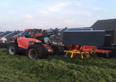 Eerste gras bij familie Stolwijk moeiteloos ingekuild