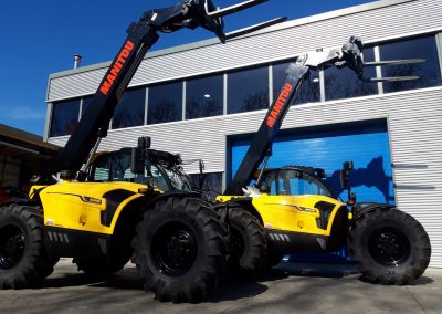Twee (van in totaal zes) Manitou's naar Voorwinden Kassenbouw (3)